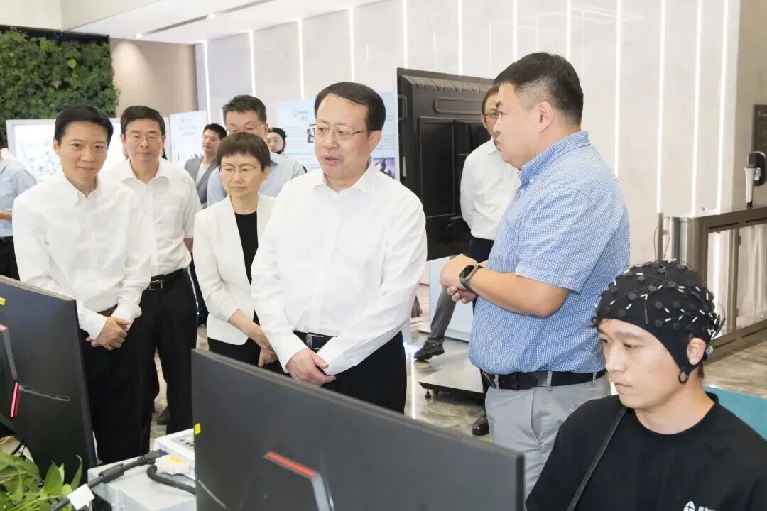 把握产业发展新趋势，加速布局前沿领域和新赛道！龚正调研生物医药产业